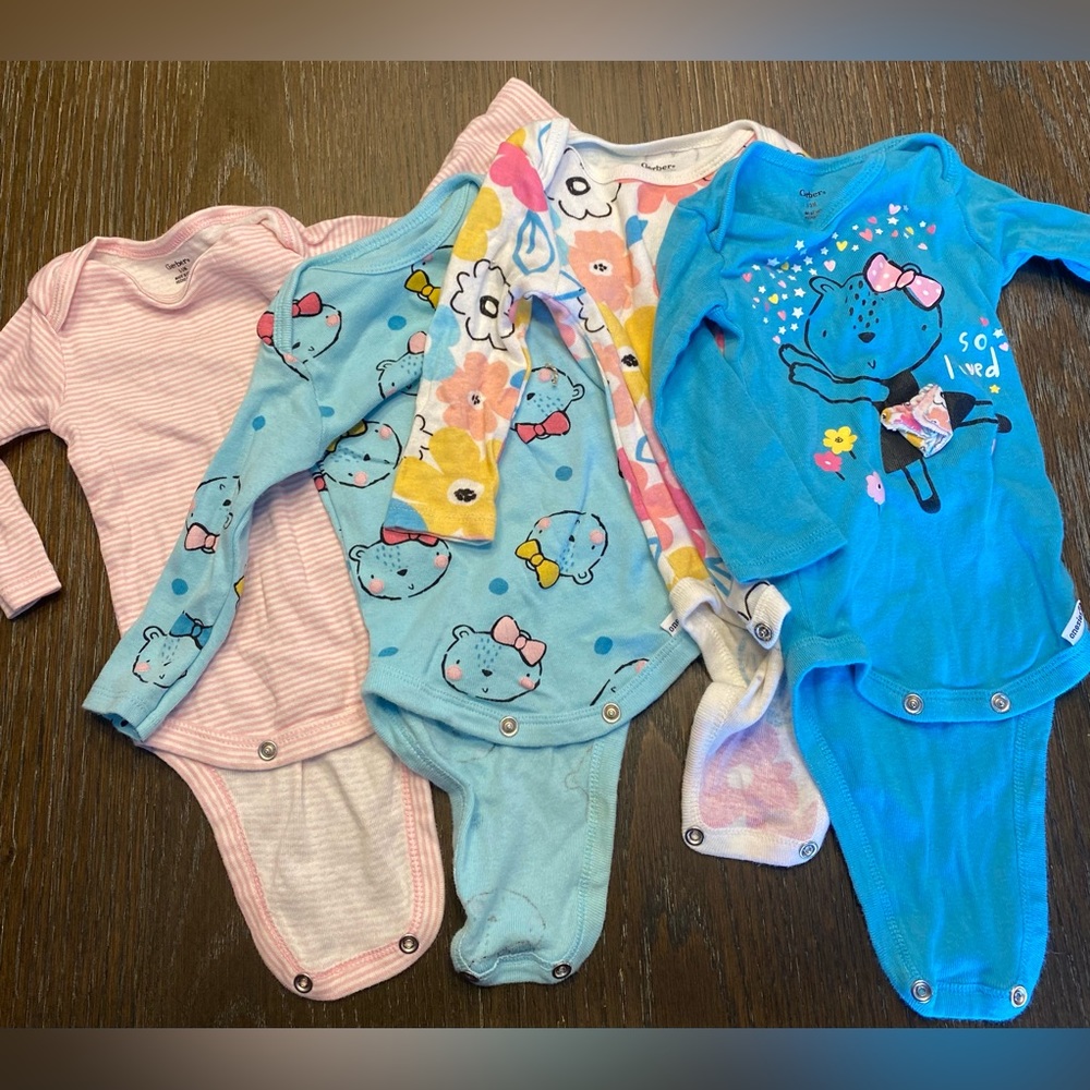 Set of 4 Gerber’s onesies 0-3 m
